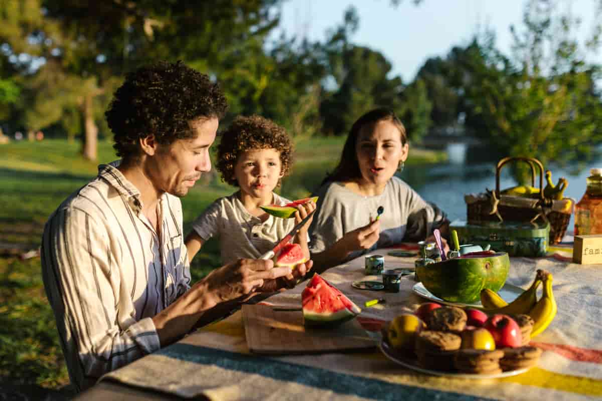 Healthy Eating Tips - family eating healthy food