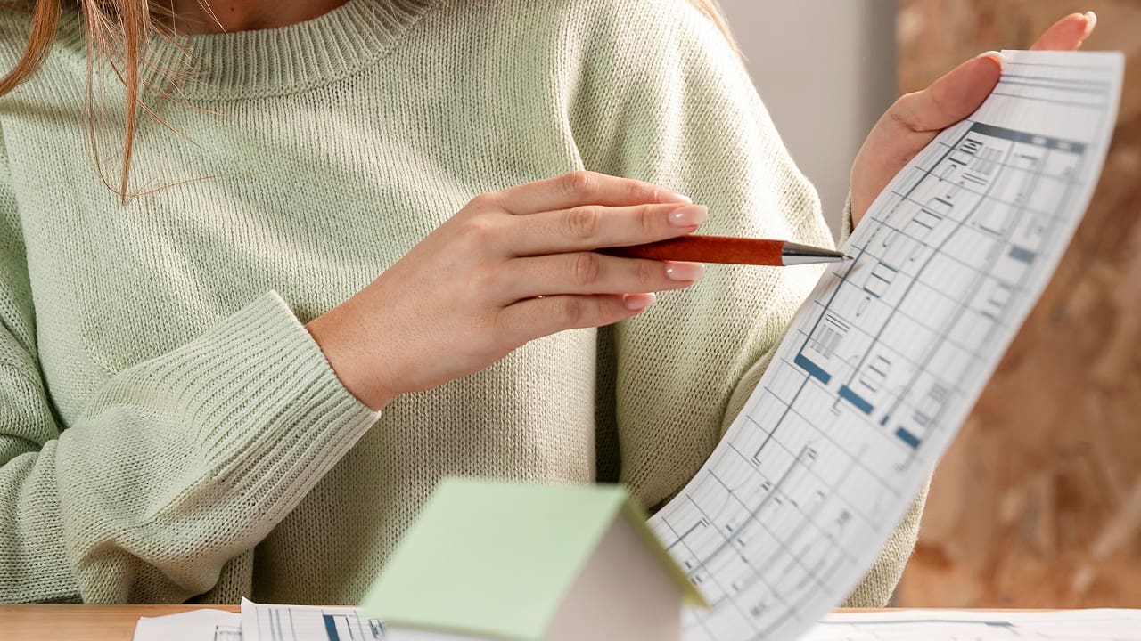 Close-up of a women holding a pen and paper