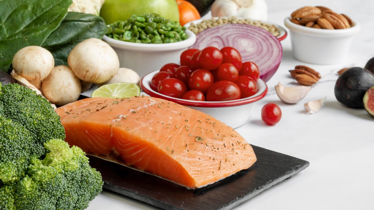 Raw salmon and fresh vegetables
